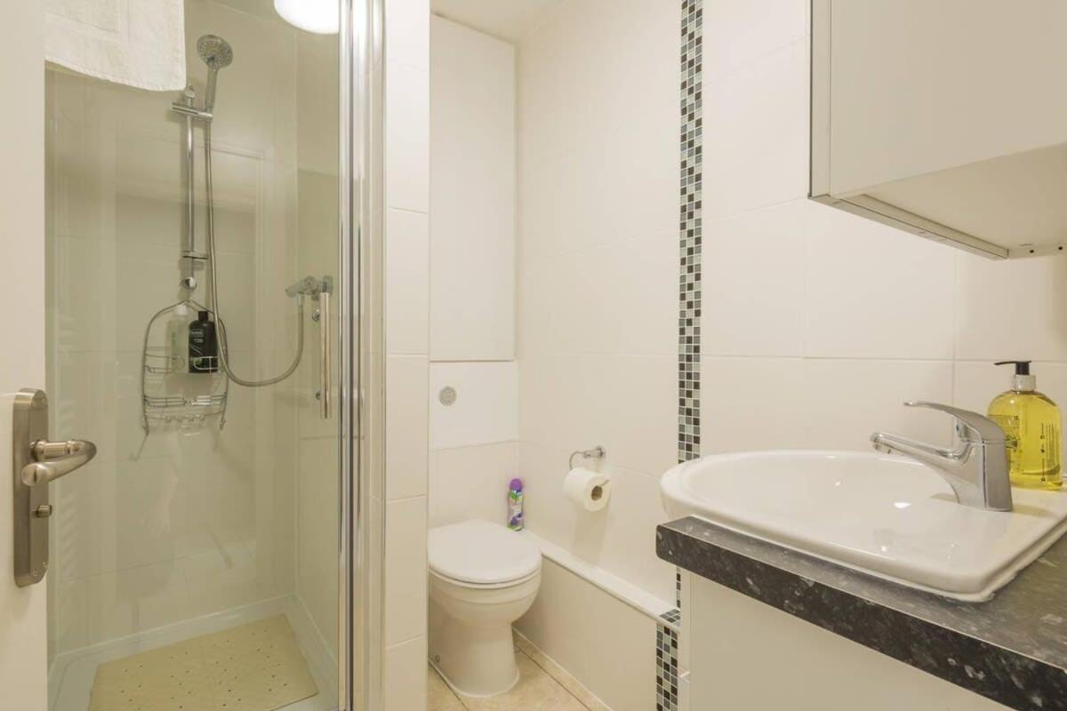 Apartemen Addenbrookes Flat 2 Mins Walk Free Private Parking
